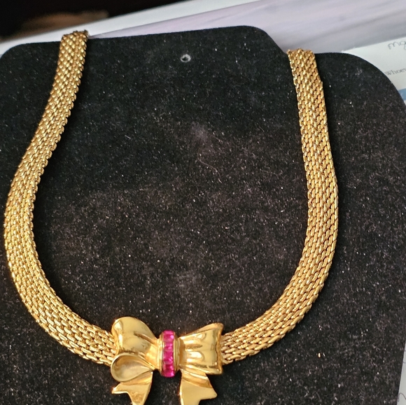 VINTAGE 16INCHES NECKLACE GOLDTONE, STAMPED. WITH A LETTER ON BACK OF BOW - Picture 2 of 11